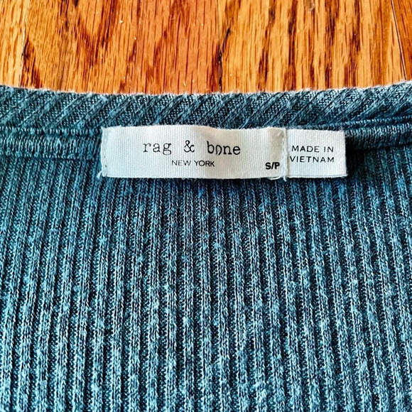 Rag & Bone V-neck sweater. Size S/P -
Green/Gray - Picture 2 of 8